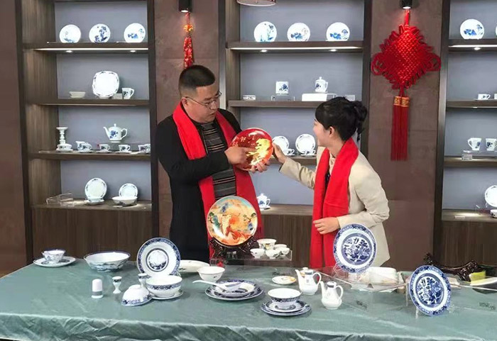 邢浩：携直播团队推介国瓷红叶贺新年-公司动态-景德镇陶瓷集团有限责任公司