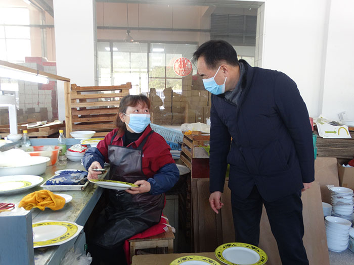 周敏建深入下层宣讲党的二十大精神-公司动态-景德镇陶瓷集团有限责任公司