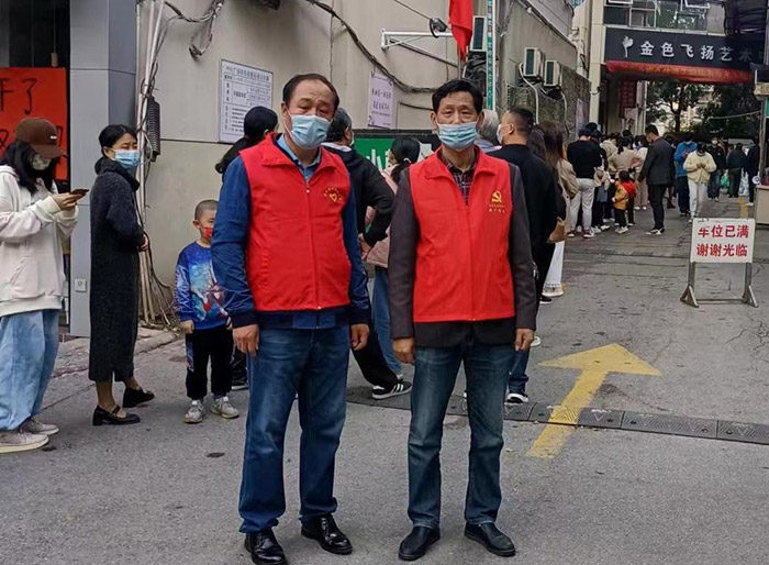 红叶公司党员自愿者支援社区筑牢疫情防控网-公司动态-景德镇陶瓷集团有限责任公司