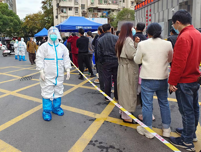 红叶公司党员自愿者支援社区筑牢疫情防控网-公司动态-景德镇陶瓷集团有限责任公司