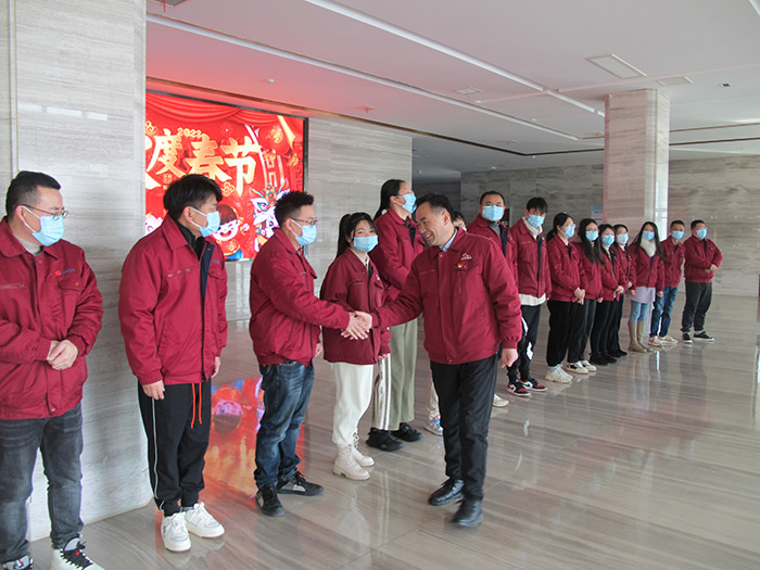 景陶集团集团向导分赴各单位给干部职工贺年-公司动态-景德镇陶瓷集团有限责任公司