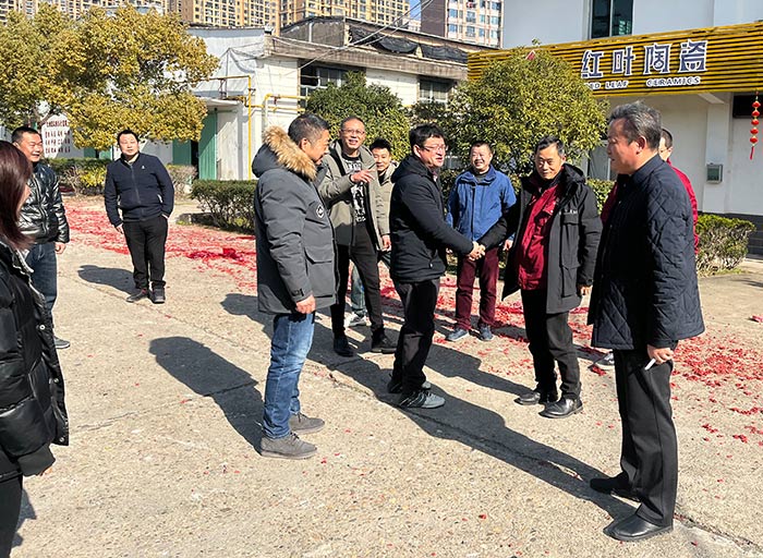 陈渊、章彧到红叶公司三厂给干部职工贺年-公司动态-景德镇陶瓷集团有限责任公司