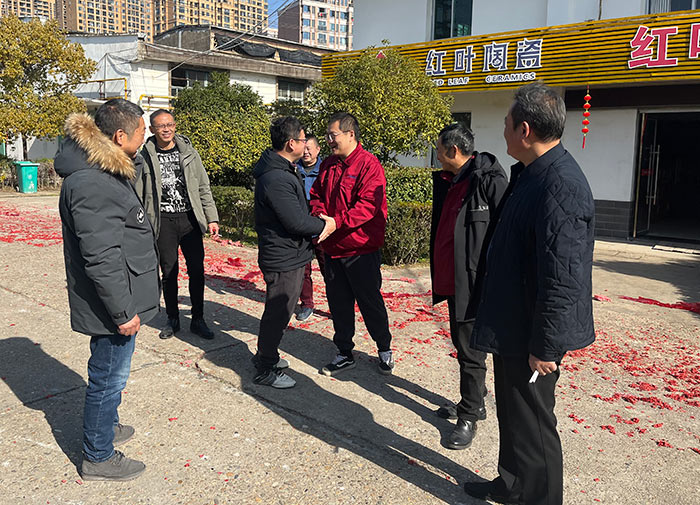 陈渊、章彧到红叶公司三厂给干部职工贺年-公司动态-景德镇陶瓷集团有限责任公司
