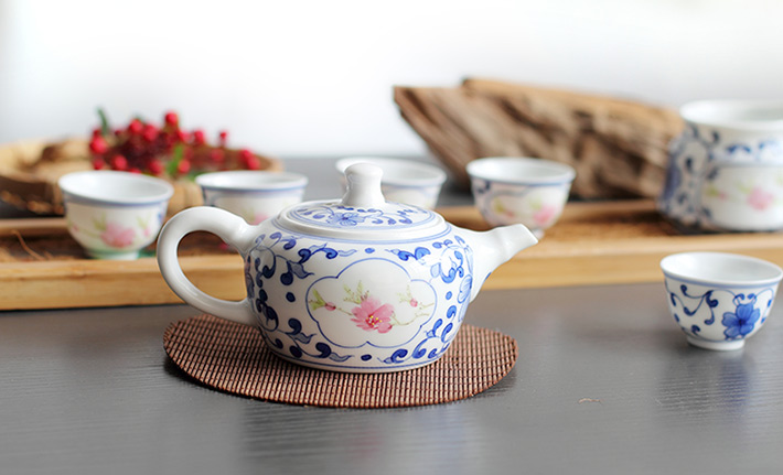 8头青花斗彩功夫茶具水点桃花-产品中心-景德镇陶瓷集团有限责任公司