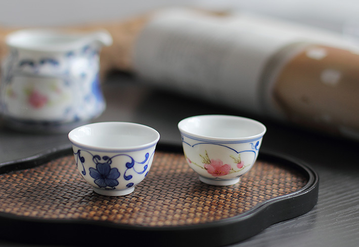 8头青花斗彩功夫茶具水点桃花-产品中心-景德镇陶瓷集团有限责任公司
