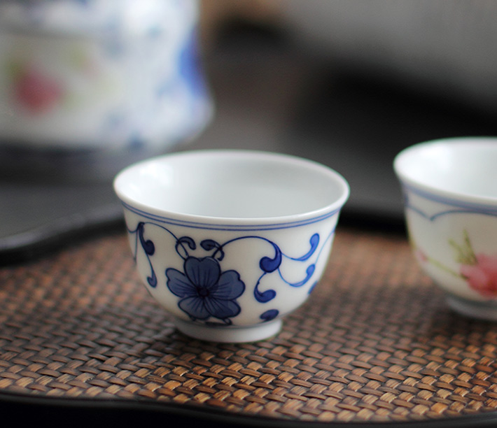 8头青花斗彩功夫茶具水点桃花-产品中心-景德镇陶瓷集团有限责任公司
