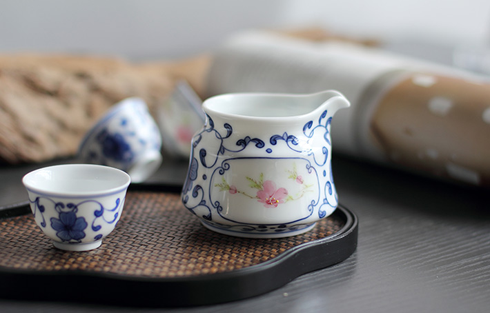 8头青花斗彩功夫茶具水点桃花-产品中心-景德镇陶瓷集团有限责任公司