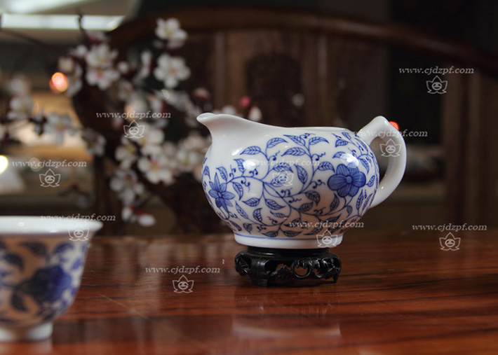 8头手绘功夫茶具（缠枝莲）-产品中心-景德镇陶瓷集团有限责任公司