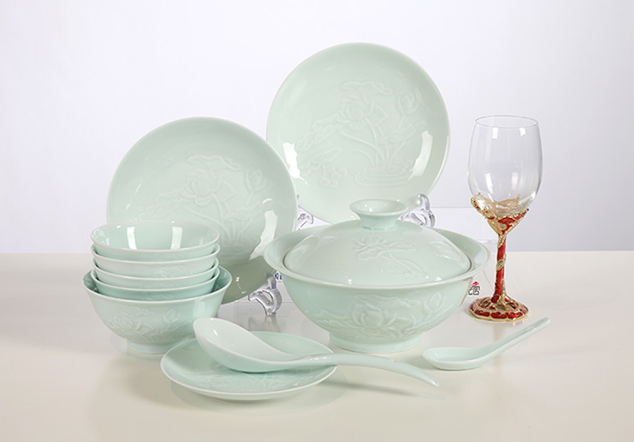 32头影青镌刻餐具荷花