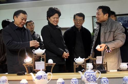 公安部常务副部长、党委副书记杨焕宁来我公司视察事情-公司动态-景德镇陶瓷集团有限责任公司