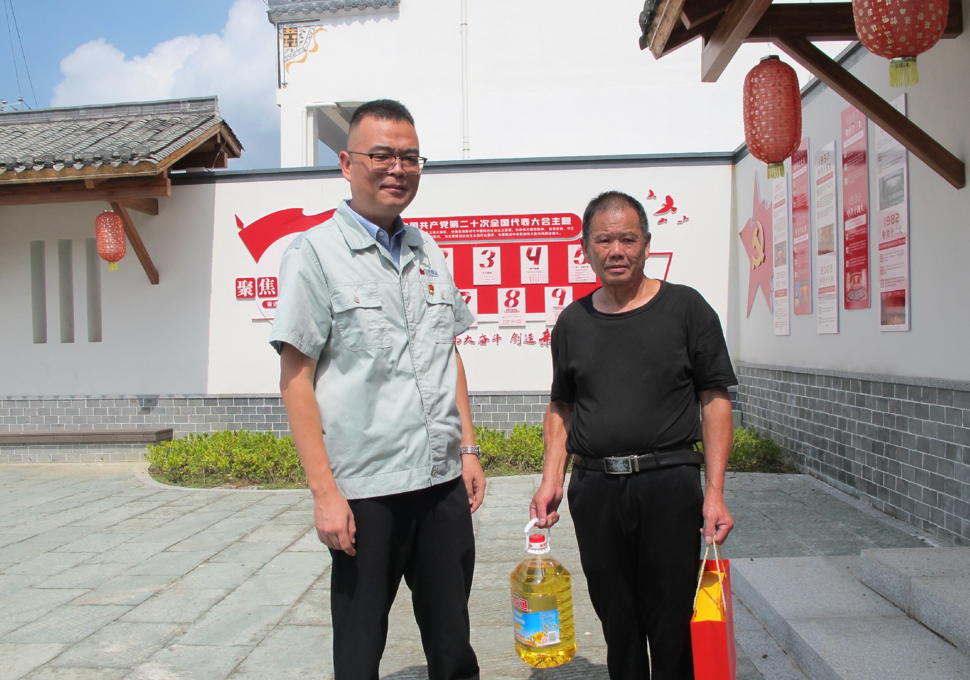 邓景扬率集团班子成员到帮扶结对村走访慰问-公司动态-景德镇陶瓷集团有限责任公司
