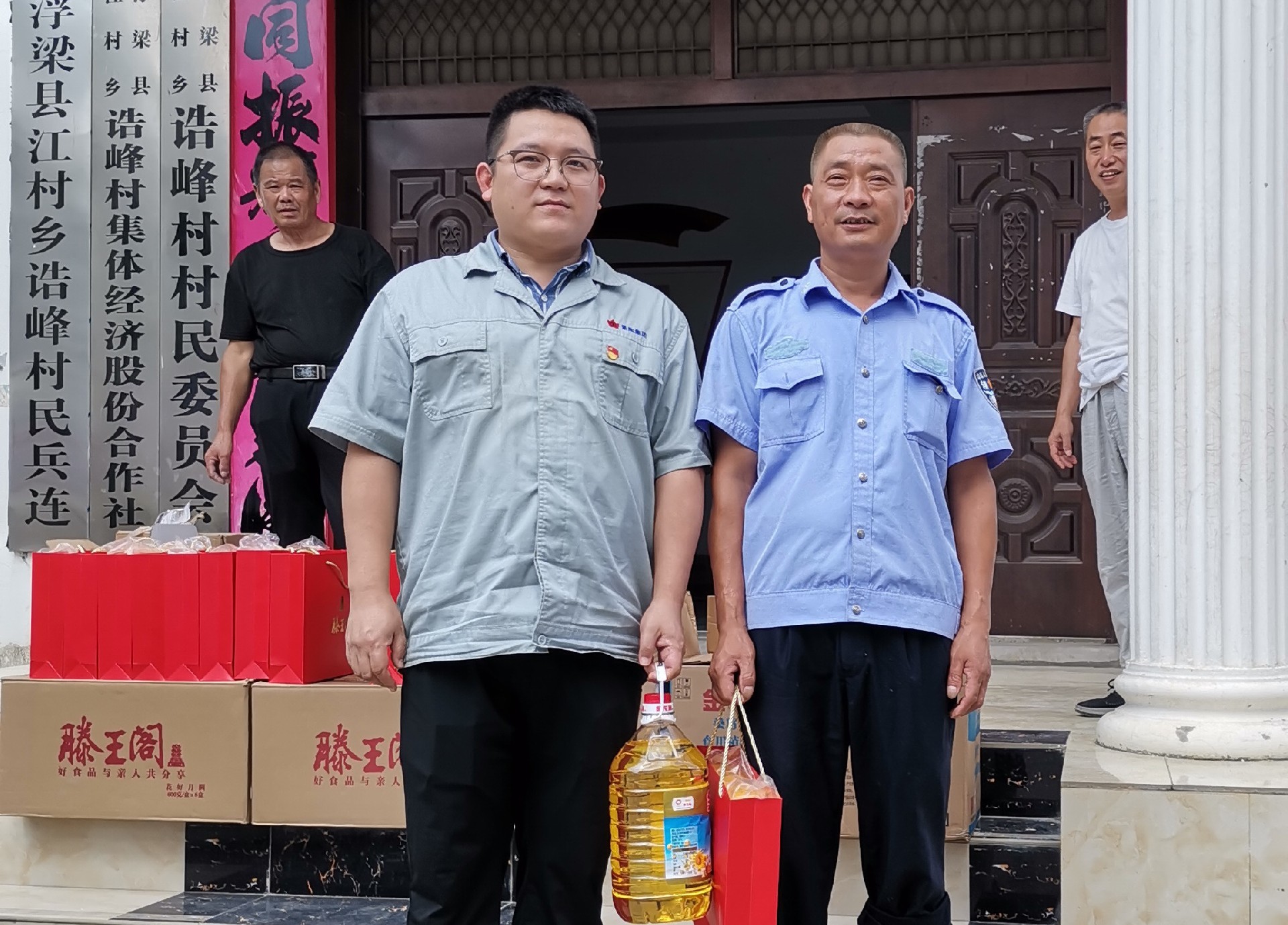 邓景扬率集团班子成员到帮扶结对村走访慰问-公司动态-景德镇陶瓷集团有限责任公司