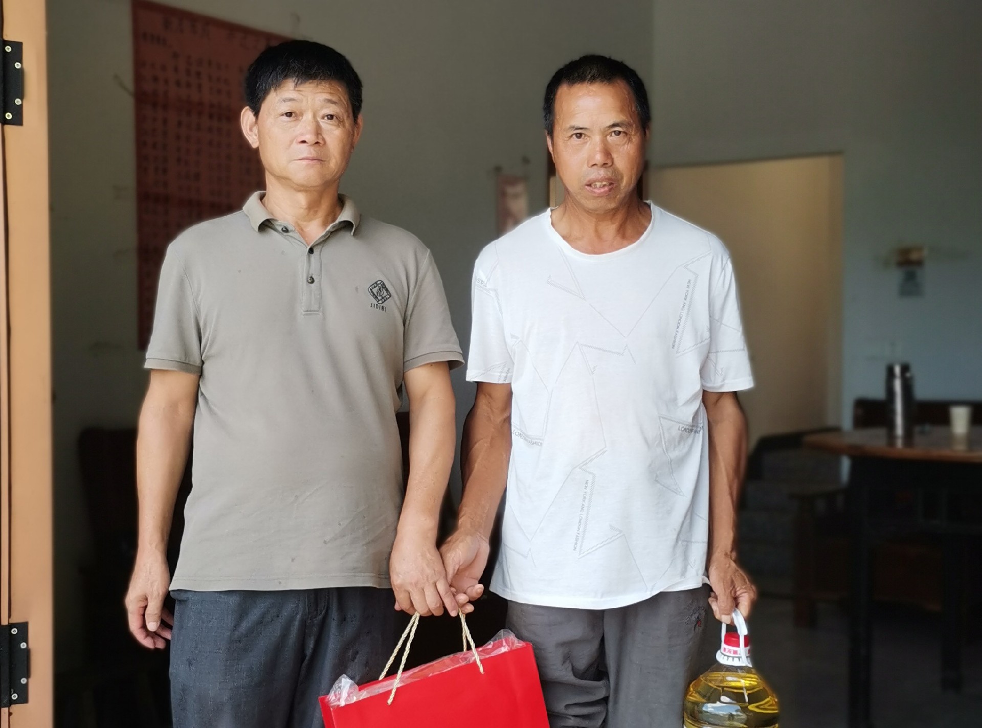 邓景扬率集团班子成员到帮扶结对村走访慰问-公司动态-景德镇陶瓷集团有限责任公司