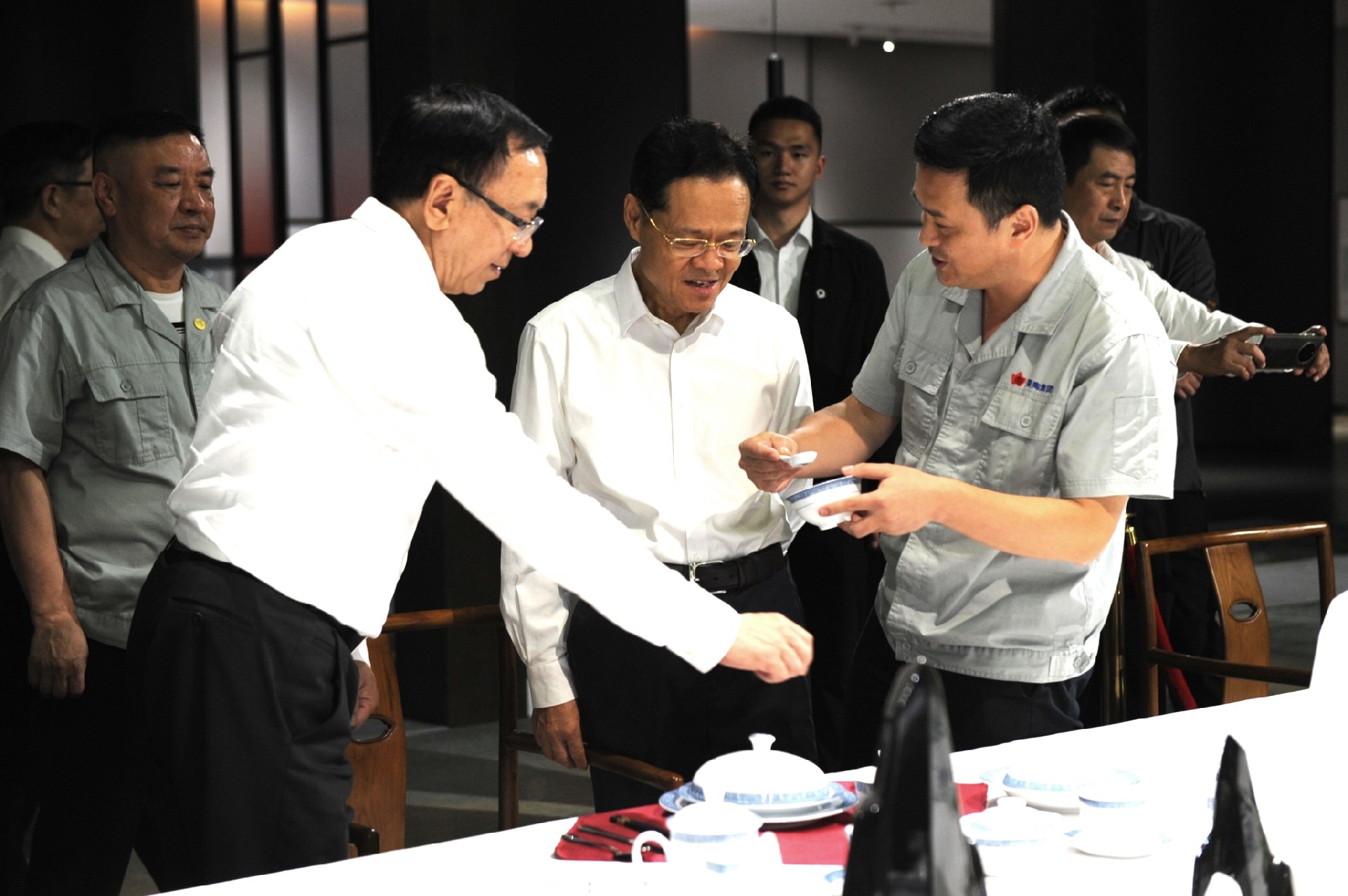十四届天下政协副主席、党组成员陈武到景陶集团调研-公司动态-景德镇陶瓷集团有限责任公司
