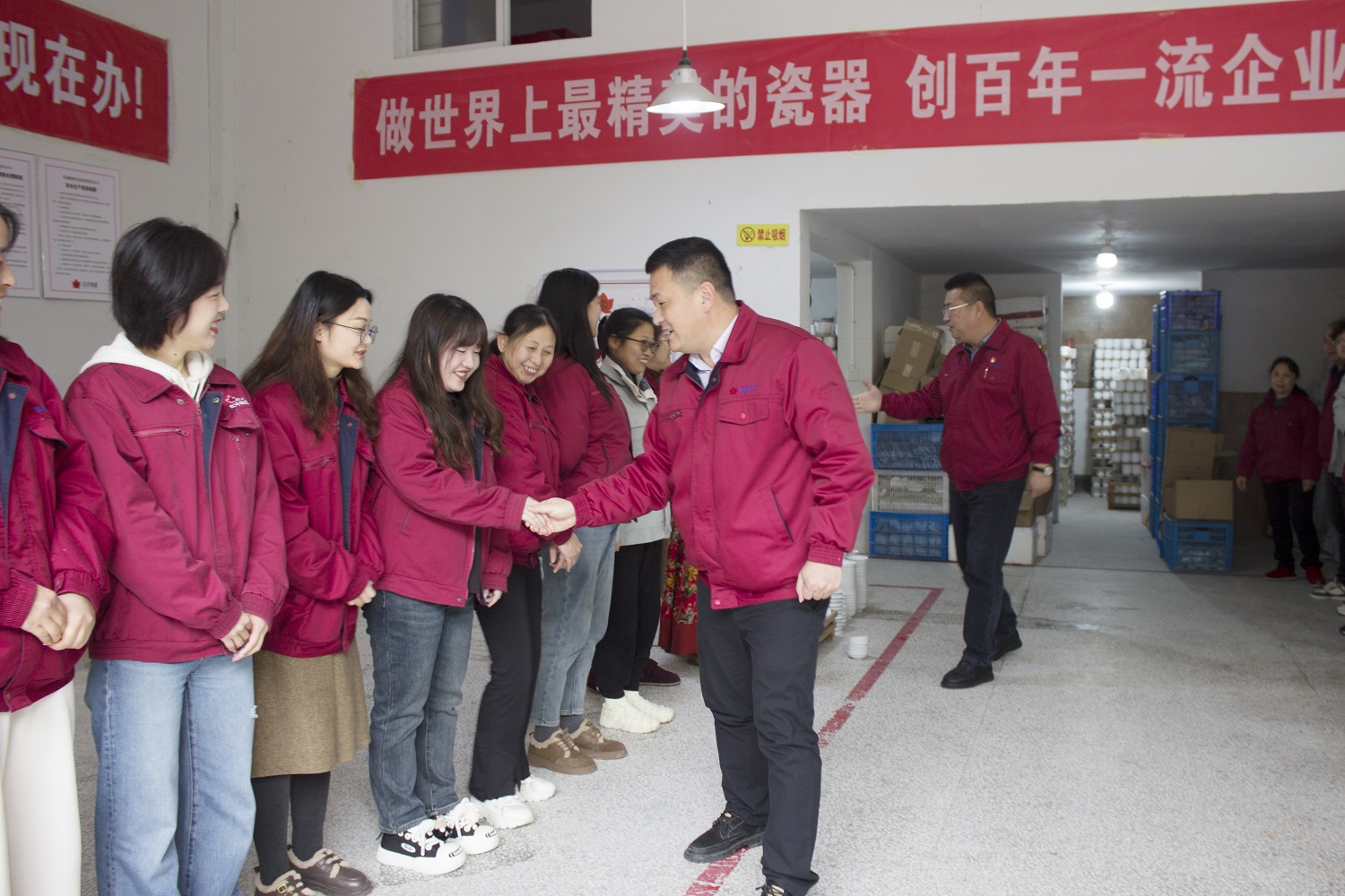 新年上班第一天邓景扬、邢浩等集团向导团拜送祝福鼓劲头-公司动态-景德镇陶瓷集团有限责任公司