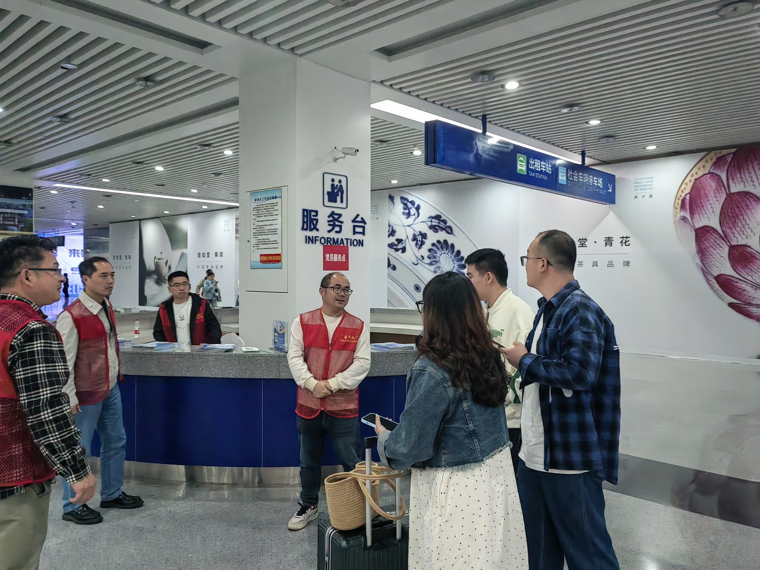 景德镇陶瓷集团“窑火红”党员自愿效劳我先行-公司动态-景德镇陶瓷集团有限责任公司